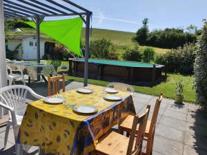 Villa du pic vert 105m2 , 4 chambres de plain-pied avec piscine à Montfaucon