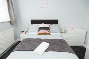 Blueville House, Bluewater, 4 Bedroom Houses, Greenhithe, Dartford, Kent-Hosted by Castile Accommodations Ltd