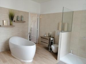 B&B / Chambres d'hotes Chambres d'Hotes Cote Parc-Cote Jardin avec parking prive gratuit : photos des chambres