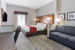King Suite - Non-Smoking room in Comfort Inn Grove City