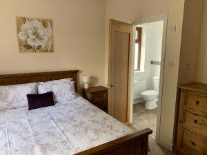 Secluded hilltop hideaway!