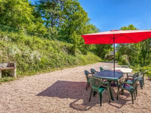 Maisons de vacances Lovely Cottage in Pontgibaud with Garden near Lake : photos des chambres