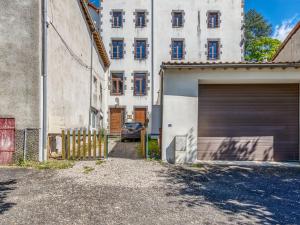 Maisons de vacances Lovely Cottage in Pontgibaud with Garden near Lake : photos des chambres