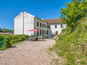 Maisons de vacances Lovely Cottage in Pontgibaud with Garden near Lake : Maison de Vacances 4 Chambres