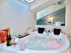 Akla Suites con Jacuzzi Santillana - Camplengo