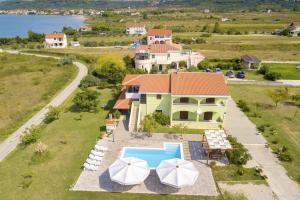 obrázek - 2 bedrooms appartement at Ljubac 300 m away from the beach with sea view shared pool and furnished garden