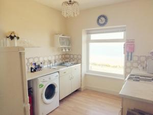 Llys Madoc, The Top Flat