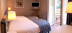 Hotels Hotel Les Remparts : photos des chambres