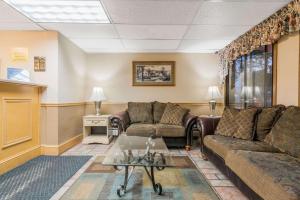 Super 8 by Wyndham Brooklyn CenterMPLS