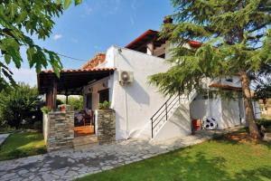 Private home with spacious garden & veranda - Flogita beach