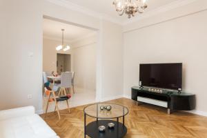 HIGHEND 2BDR Full APT IDEAL LOCATION (and Netflix)