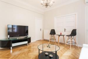 HIGHEND 2BDR Full APT IDEAL LOCATION (and Netflix)