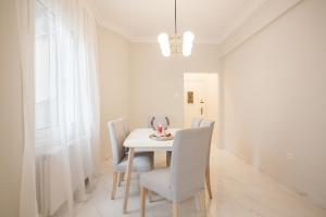 HIGHEND 2BDR Full APT IDEAL LOCATION (and Netflix)