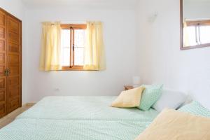 CASA AMARILLA sunny holiday home with heated pool