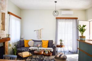 Elias House Traditional & Cozy by 8essentially