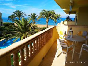 Estupendo apartamento en primera línea de playa y con vistas al mar