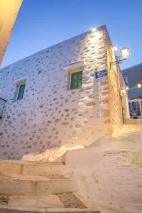 Azura, traditional residence in Ano Syros - Foiníkia
