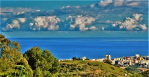 Holiday villa in 10 min from Fuengirola beach with sea views pool BBQ parking WiFi aircon big garden