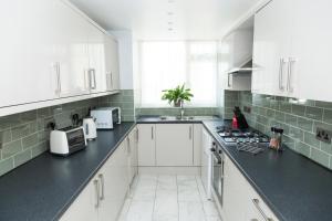 Blueville House, Bluewater, 4 Bedroom Houses, Greenhithe, Dartford, Kent-Hosted by Castile Accommodations Ltd