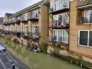 Waterfront Apartment In The Heart Of St Neots - Hail Weston