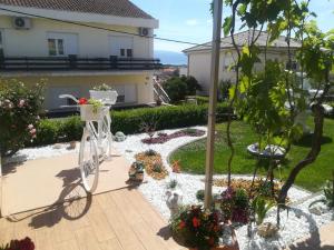 Apartment and room Hudoletnjak