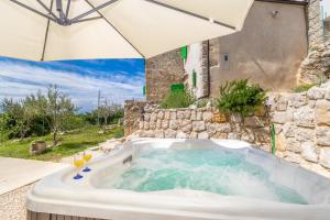 Villa Ana with jacuzzi & swimming pool