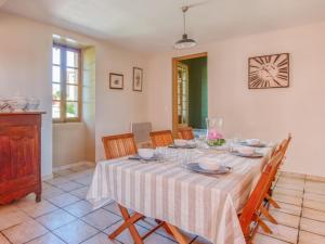 Maisons de vacances Spacious Holiday Home in Sauveterre de l mance : photos des chambres