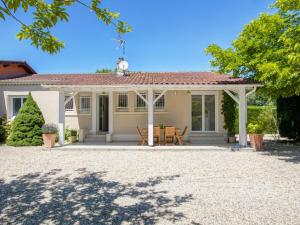 Maisons de vacances Modern Holiday Home in Barry d Islemade with Pool : photos des chambres