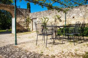 Maisons de vacances Stunning farmhouse with heated private pool in Provence : photos des chambres