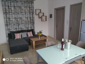 Fotakis Home - Comfortable newbuilt 2 Bedroom Home, 20 meters from the sea