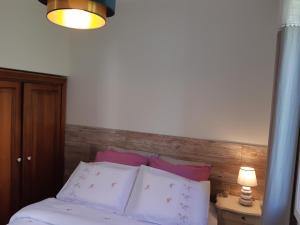 Vue panoramique sur le château,montagne et grottes