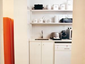 Chic & Basic Tallers Hostal