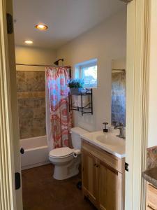 Two-Bedroom Townhouse room in Short distance to hiking trails quiet area exceptional star-gazing! Dog friendly!
