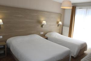 Hotels Hotel Des Tilleuls : Chambre Triple avec Baignoire