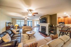 Grand Rivers Home - Walk to Lakes and National Park!