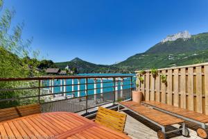 L Angle du Lac - Duplex feet in the water of Lake Annecy