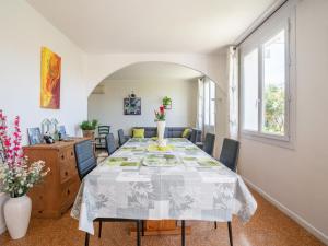 Maisons de vacances Pretty holiday home with garden and hot tub : photos des chambres