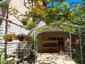 Apartment Sanja near the sea, spacious and green :)