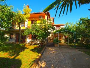 Apartment Sanja near the sea, spacious and green :)