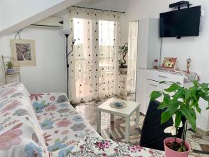 One-Bedroom Apartment with Balcony and Sea View room in Rooms Tamara