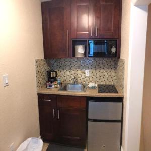 King Studio room in Carlton House Motel and Suites