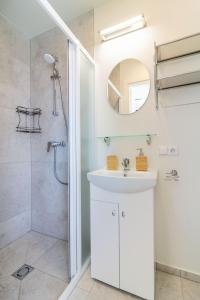 Green Shine Apartment, By Cohost