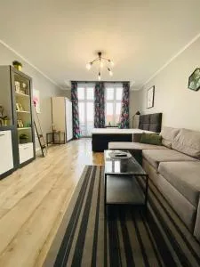 Apartament FLAMING z balkonem - ścisłe Centrum naprzeciwko PKP i PKS - darmowy parking - bezpłatne późne wymeldowanie - wystawiamy FV - self check in - Grodziec