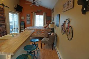 Industrial Old Town Bungalow with Free Cruiser Bikes