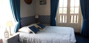 B&B / Chambres d'hotes LE CHALET SUISSE - Chambre bleue : photos des chambres