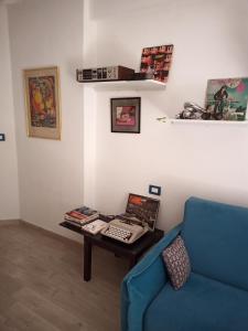 Grand F2 60mq centre Antibes, proche plages, commerces, 2 balcons, parking, train, bus, deco vintage, pet friendly, idéal famille ou 1-2 couples