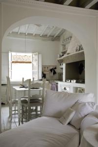 White Home by Mmega