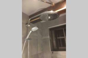 Uniek houten huis nabij bos en plassen