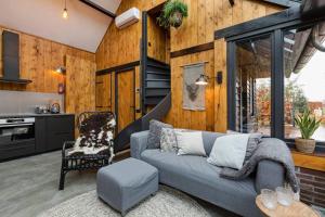 Uniek houten huis nabij bos en plassen