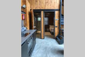 Uniek houten huis nabij bos en plassen